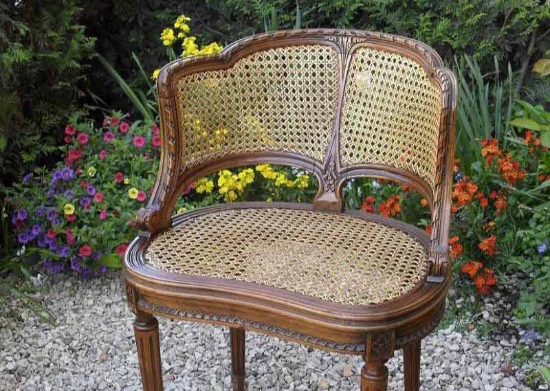 ATELIER DUMAS : David DUMAS : Tapissier,Rempailleur, Canneur, Restaurateur et réparateur de fauteuils en cuir et meubles anciens. Tapisserie d’ameublement, rempaillage cannage de chaise, restaurateur fauteuils en cuir, meubles anciens dans le Var (83), les Alpes-Maritimes (06) et les Bouches-du-Rhône (13).